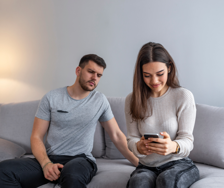 Qué hacer si tu pareja te espía el móvil